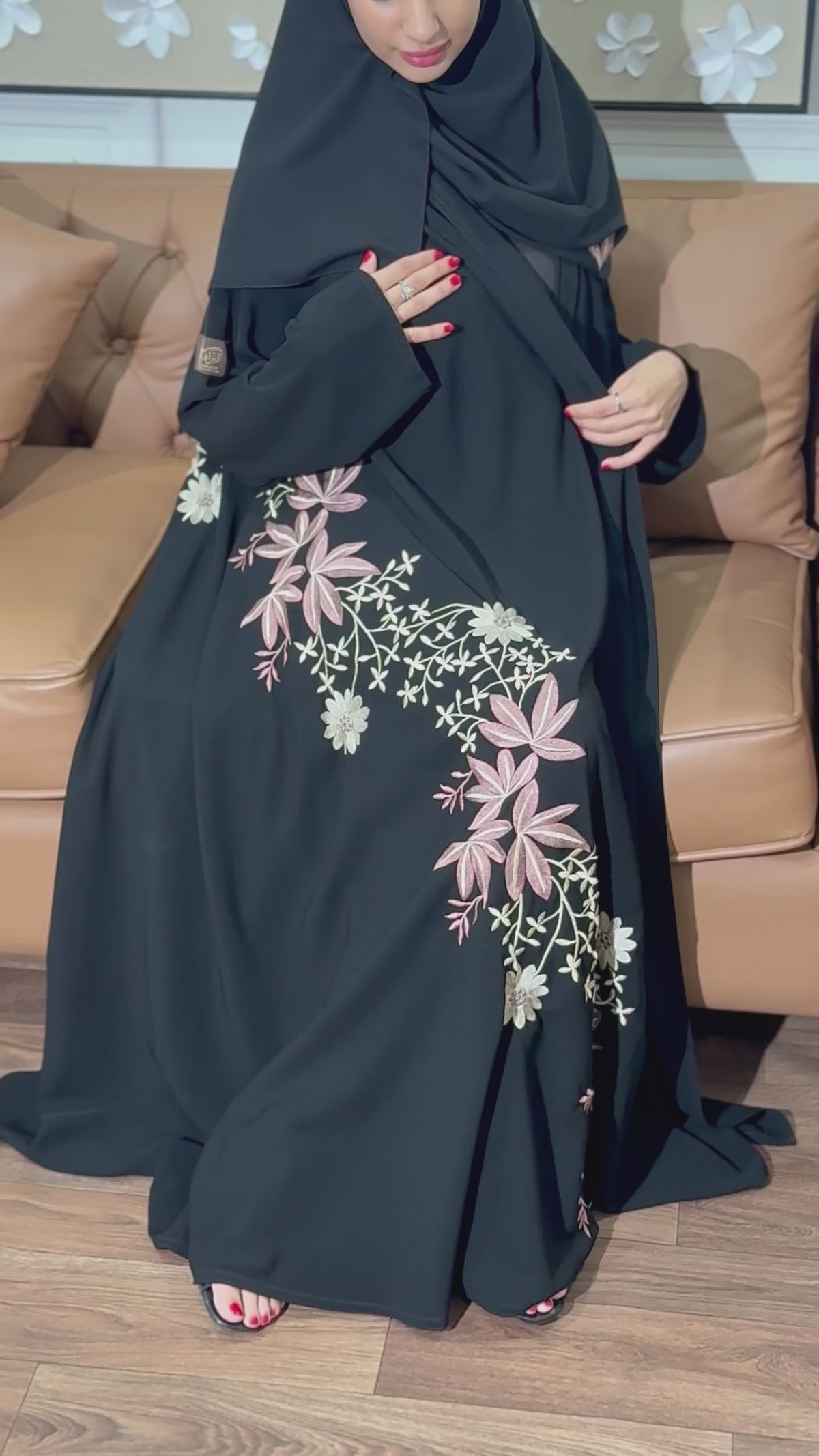عباية مطرّزة بالورد
