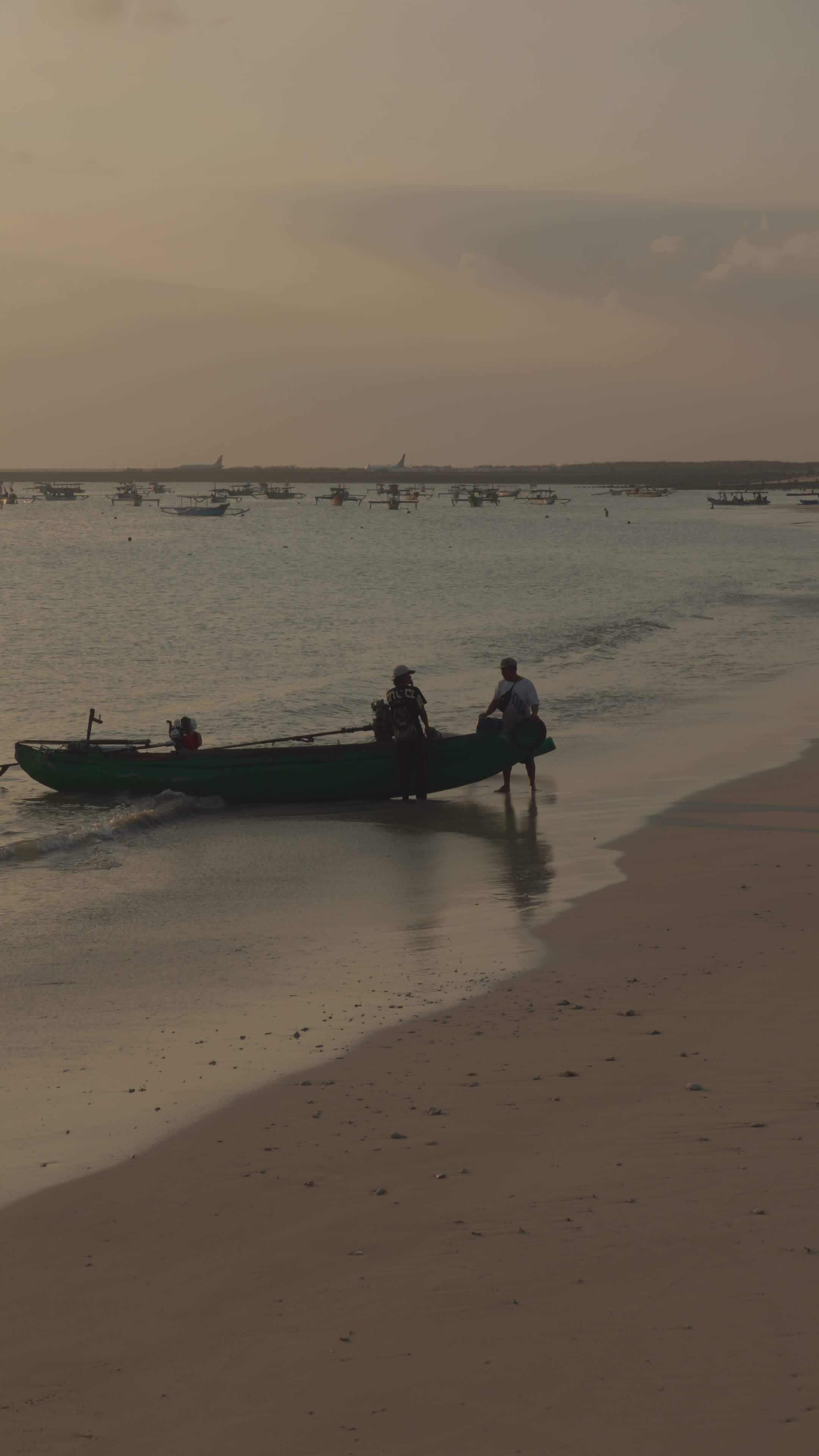 Ruhiger Sonnenuntergang Am Strand Mit Fischerboot · Kostenloses Stock-Video