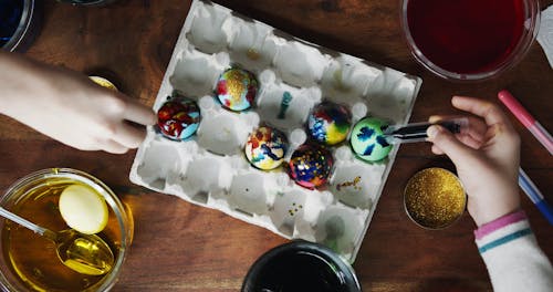 Decorating Eggs With Colored Liquids And Gold Glitters