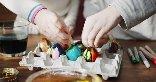 Decorating Ester Eggs With Food Colors And Glitters
