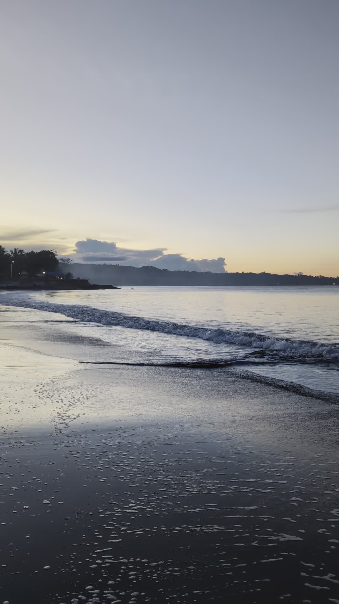 Ruhiger Sonnenaufgang Am Strand Mit Sanften Wellen · Kostenloses Stock ...