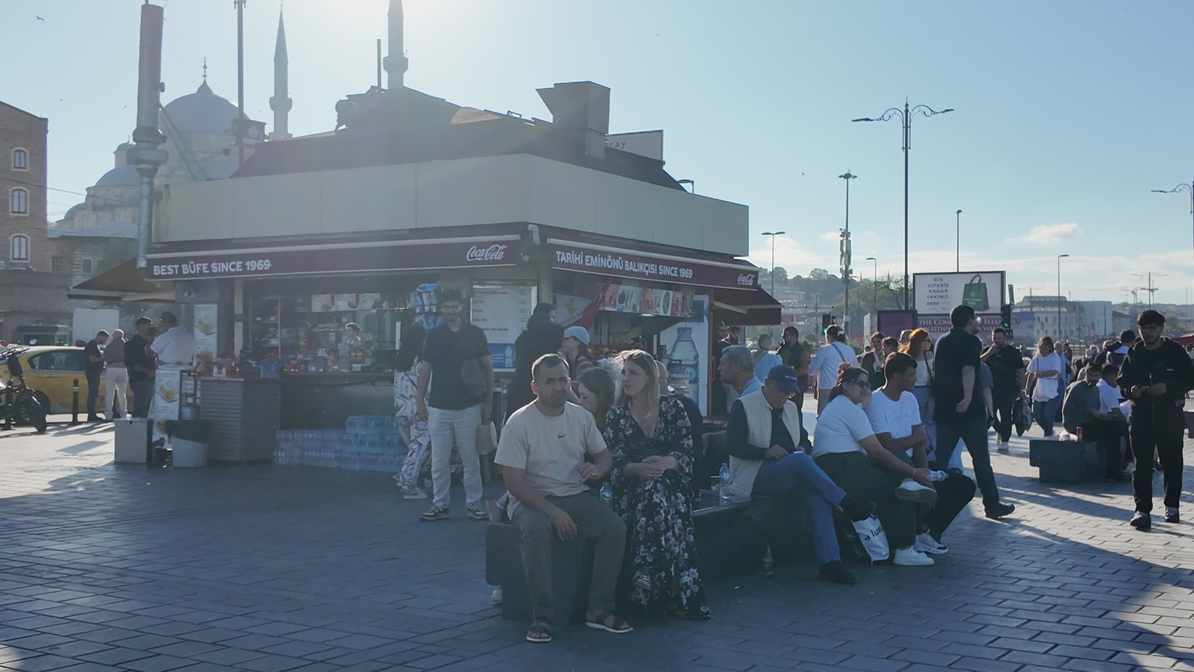 Belebte Strandpromenade Mit Entspannten Menschen · Kostenloses Stock-Video