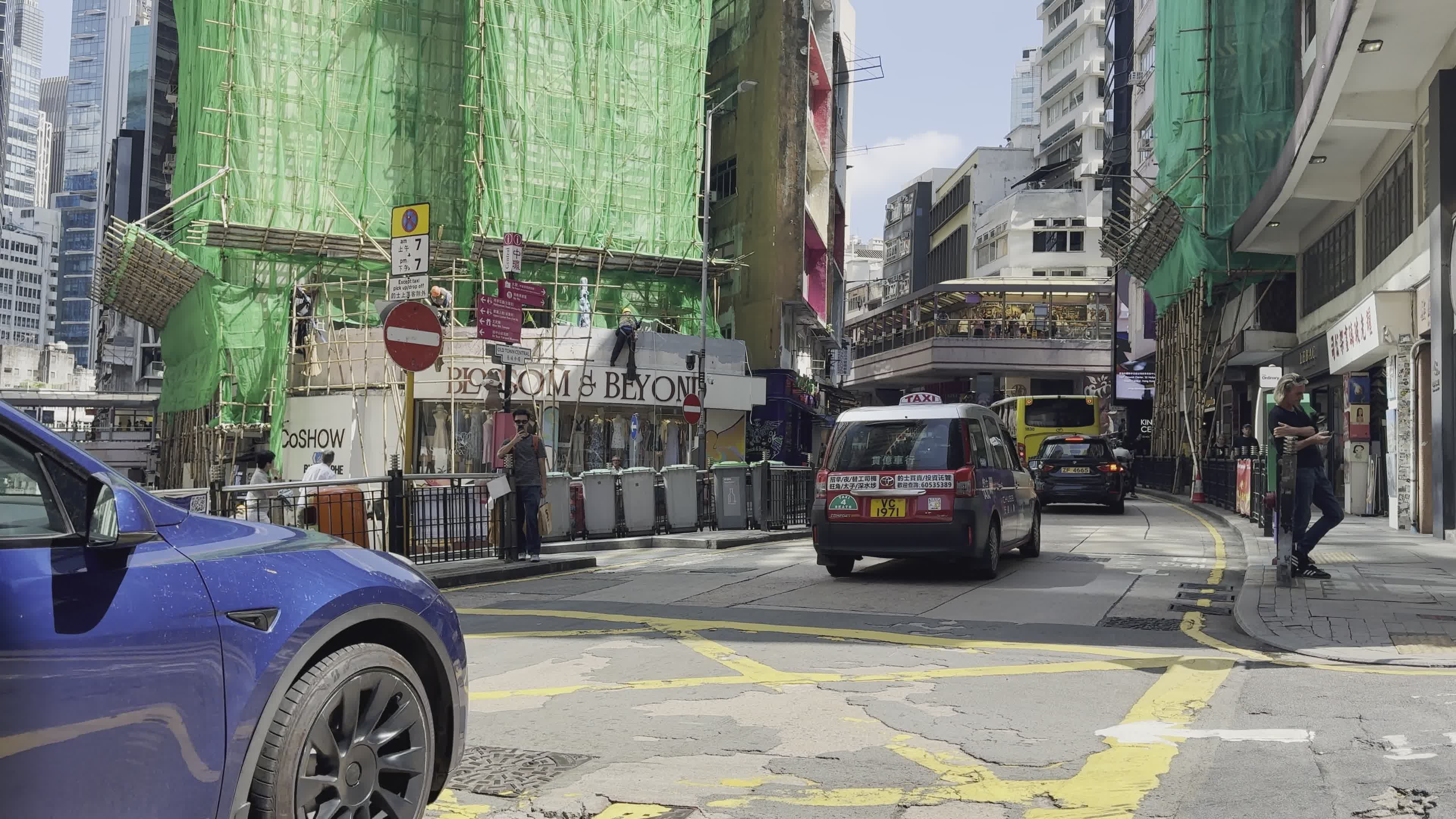 Drukke Stedelijke Kruising Met Verkeer In Hongkong · Gratis stockvideo