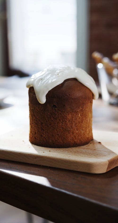 Covering A Homemade Cake Top With Icing