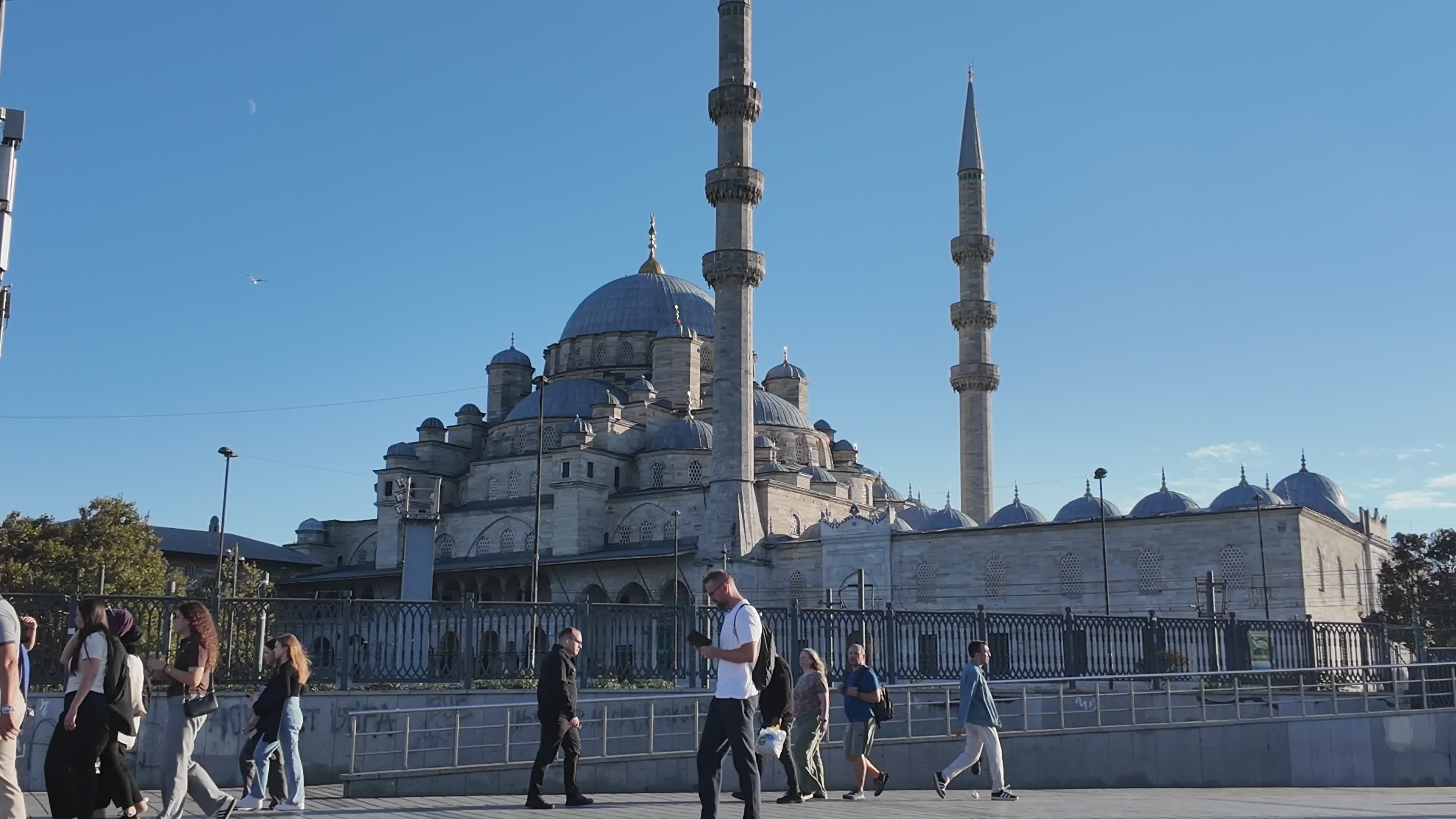 Des Passants Devant La Mosquée Historique D'istanbul · Vidéo gratuite
