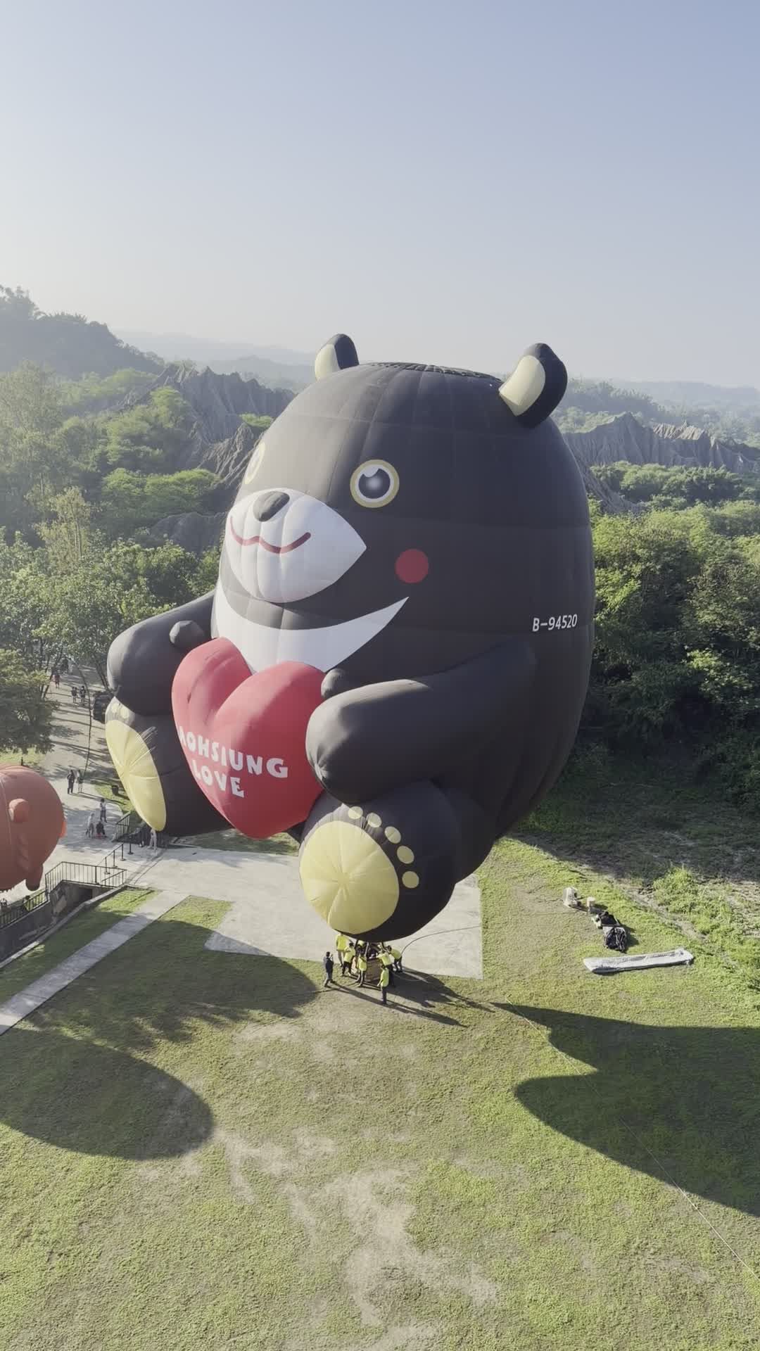 Une Adorable Montgolfière En Forme D'ours Lors D'un Festival · Vidéo ...