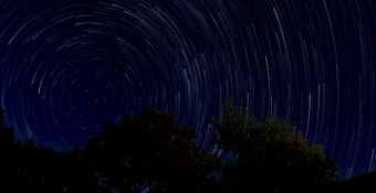 夜空星轨延时，一颗“卫星”划过天际视频素材
