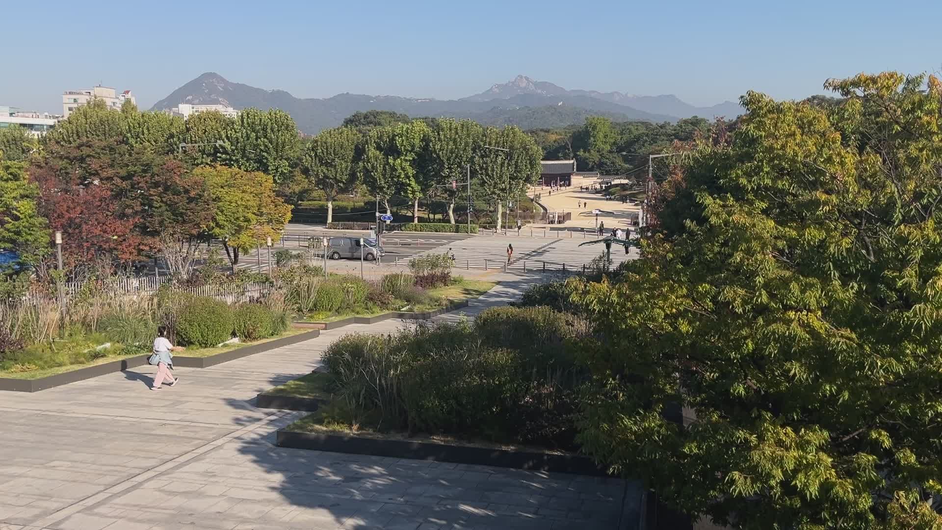 Parc Pittoresque Avec Vue Sur La Montagne Par Une Journée Ensoleillée ...