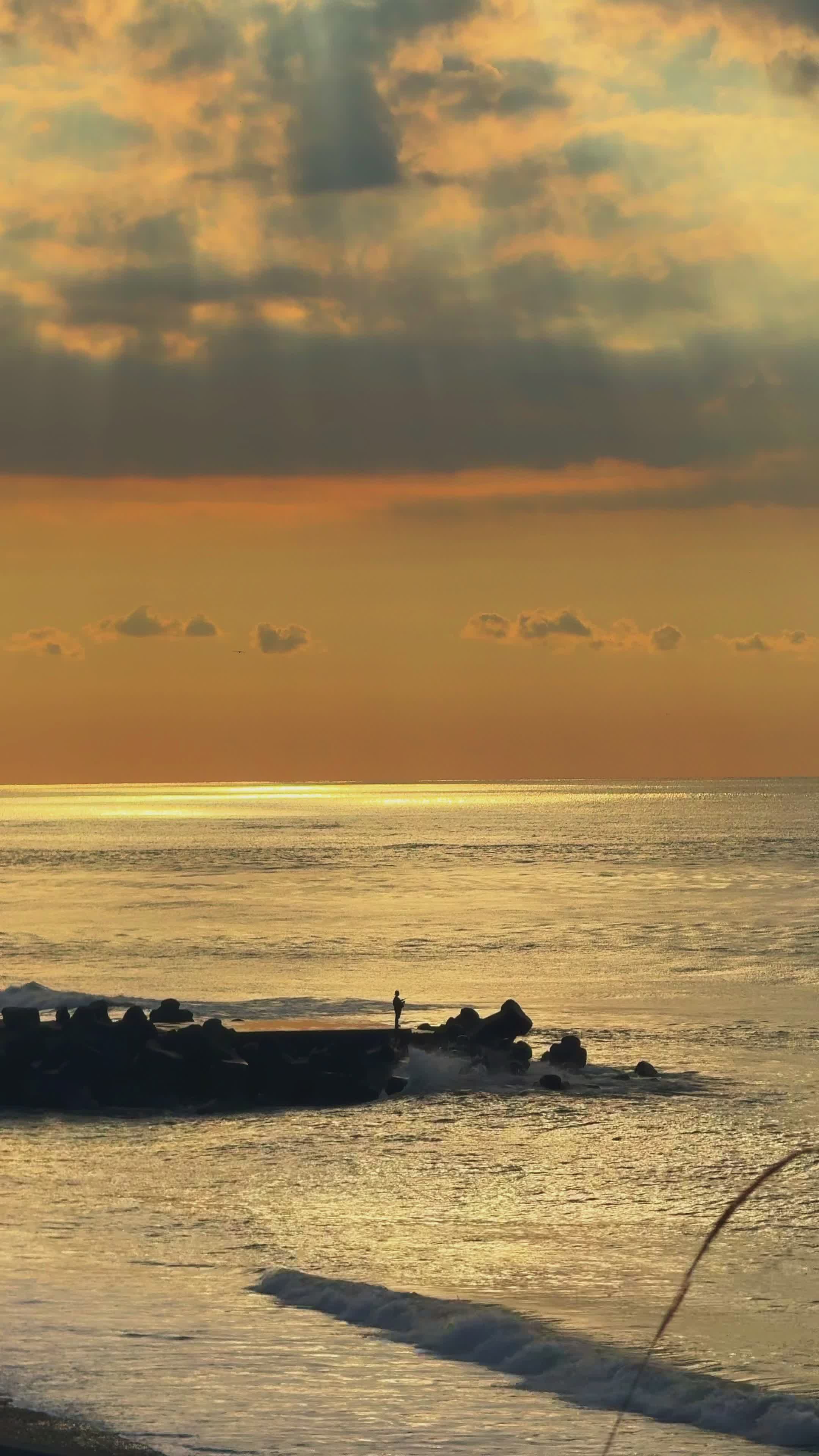 Sonnenuntergang Am Sonnigen Strand über Den Wellen Des Ozeans ...