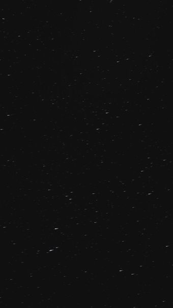 星轨延长，同时一颗人造卫星划过天际视频素材