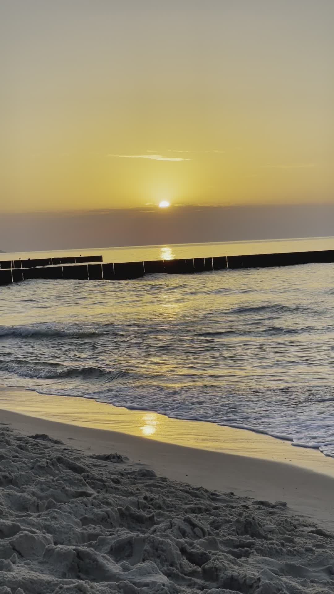 Zonsopgang Op Een Sereen Strand Boven Kalme Oceaangolven · Gratis ...