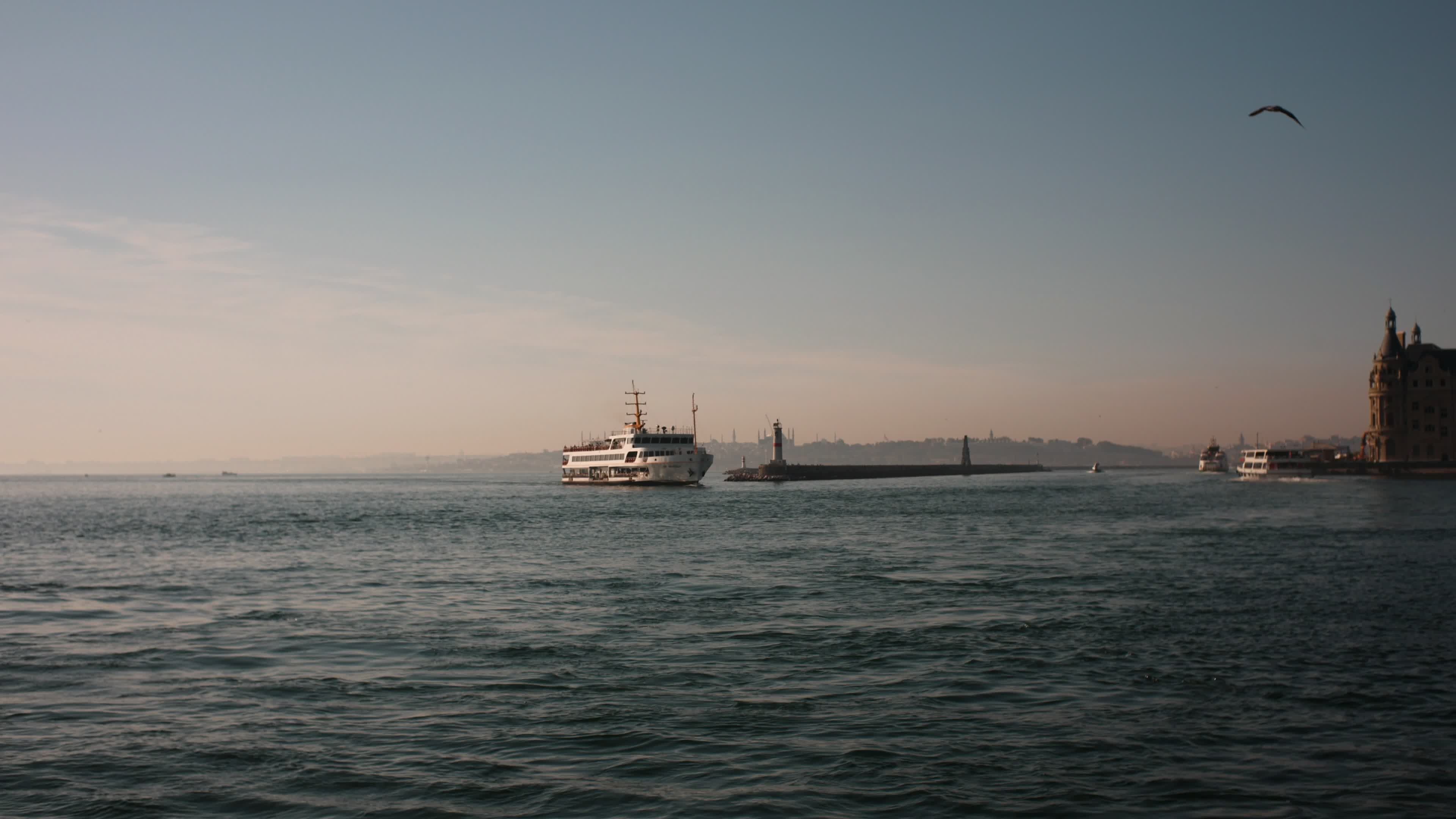 Traversée Panoramique Du Bosphore En Ferry Au Lever Du Soleil · Vidéo ...