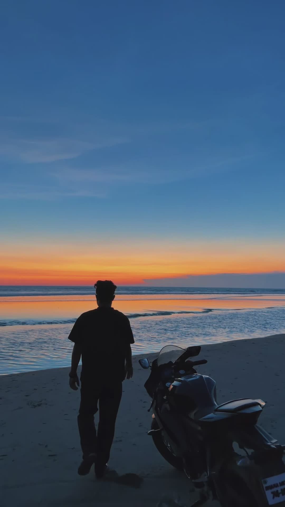 Uomo Che Cammina Sulla Spiaggia Al Tramonto · Video gratuito