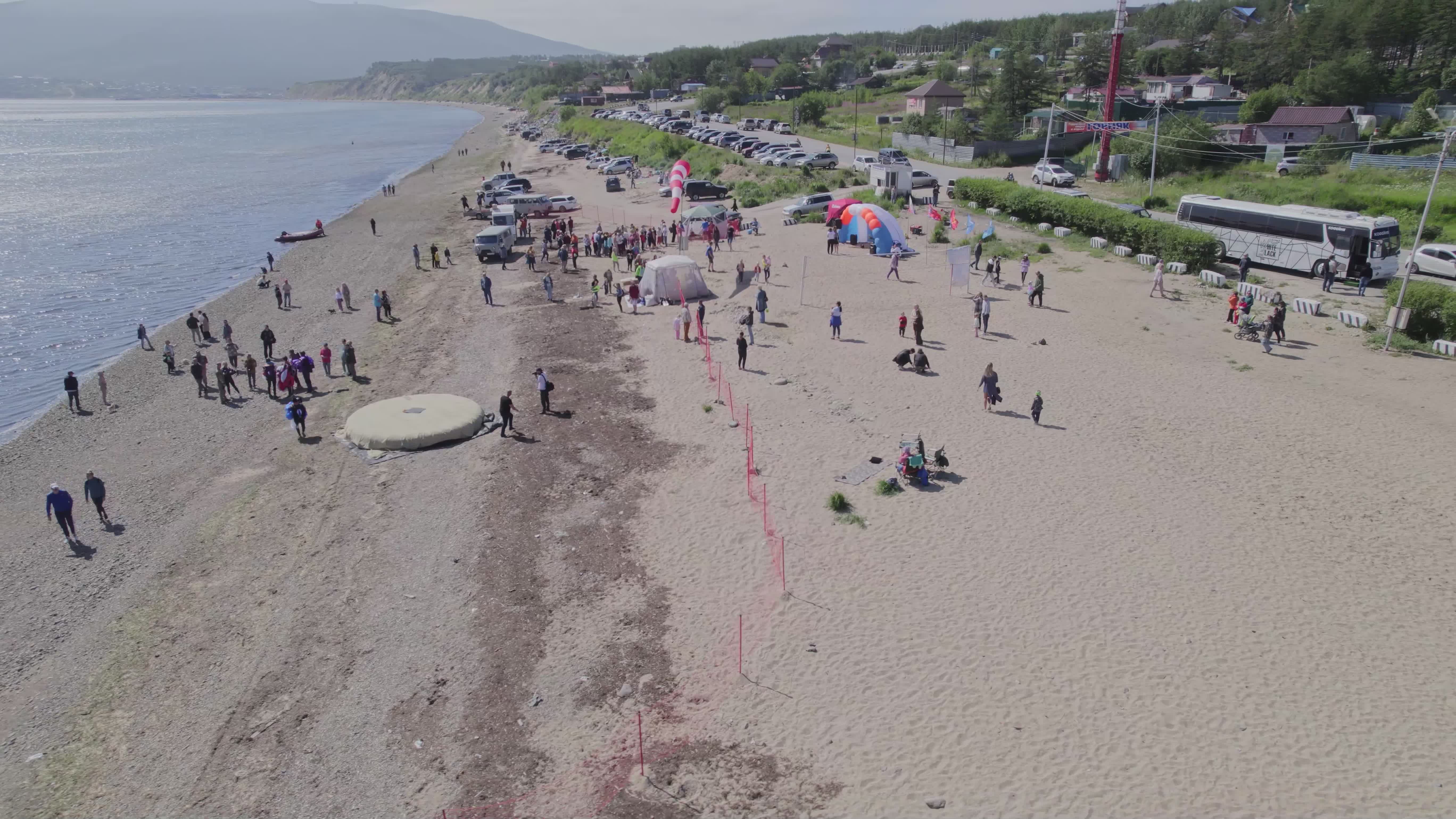 Vue Aérienne D'un événement Sur La Plage Avec Rassemblement De Foule ...