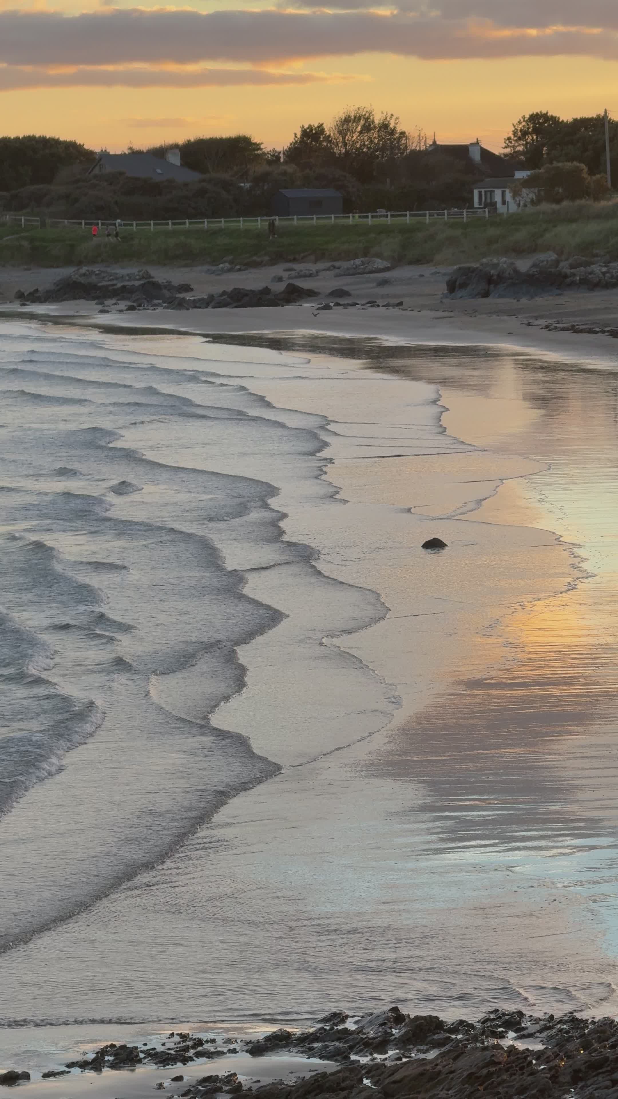 Tramonto Suggestivo Su Una Spiaggia Serena · Video gratuito