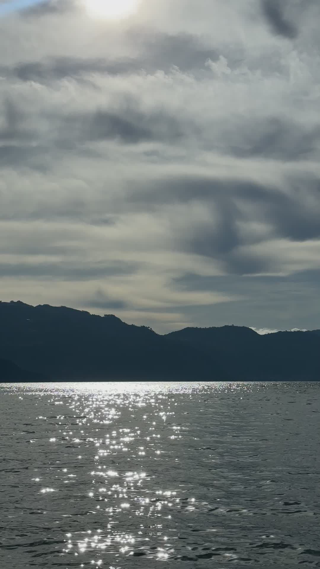 Lac Paisible Avec Vue Sur Les Bateaux Et Les Montagnes · Vidéo gratuite