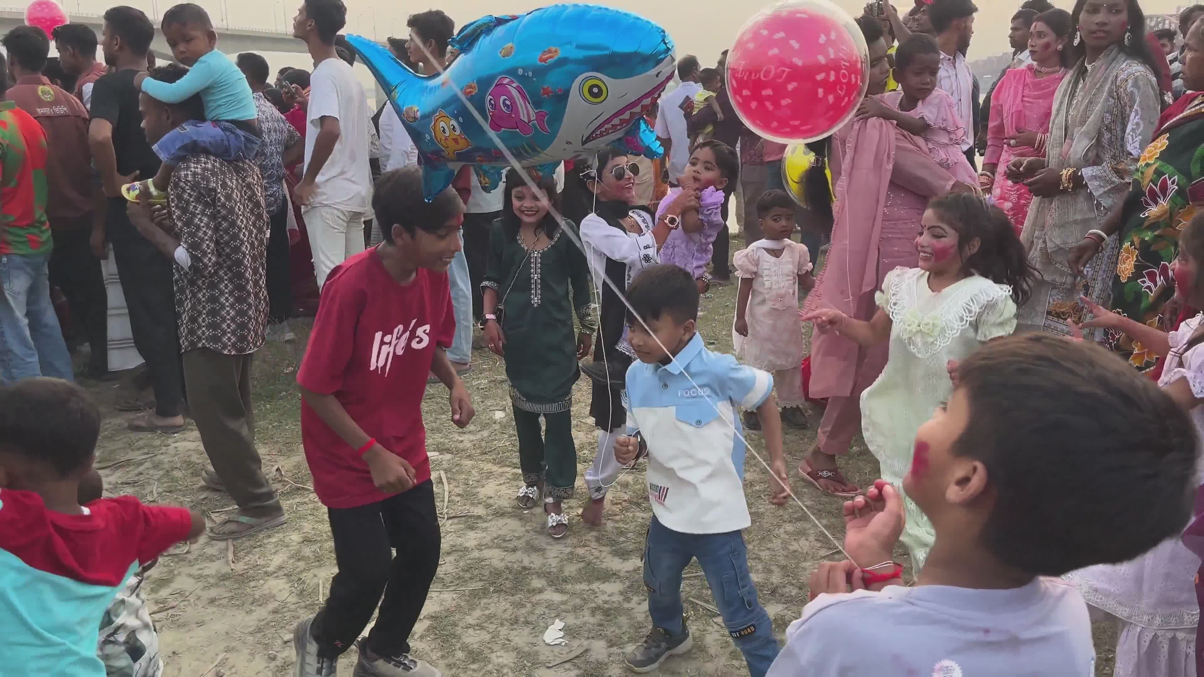 Anak Anak Yang Gembira Merayakan Dengan Balon Warna Warni · Video Stok ...