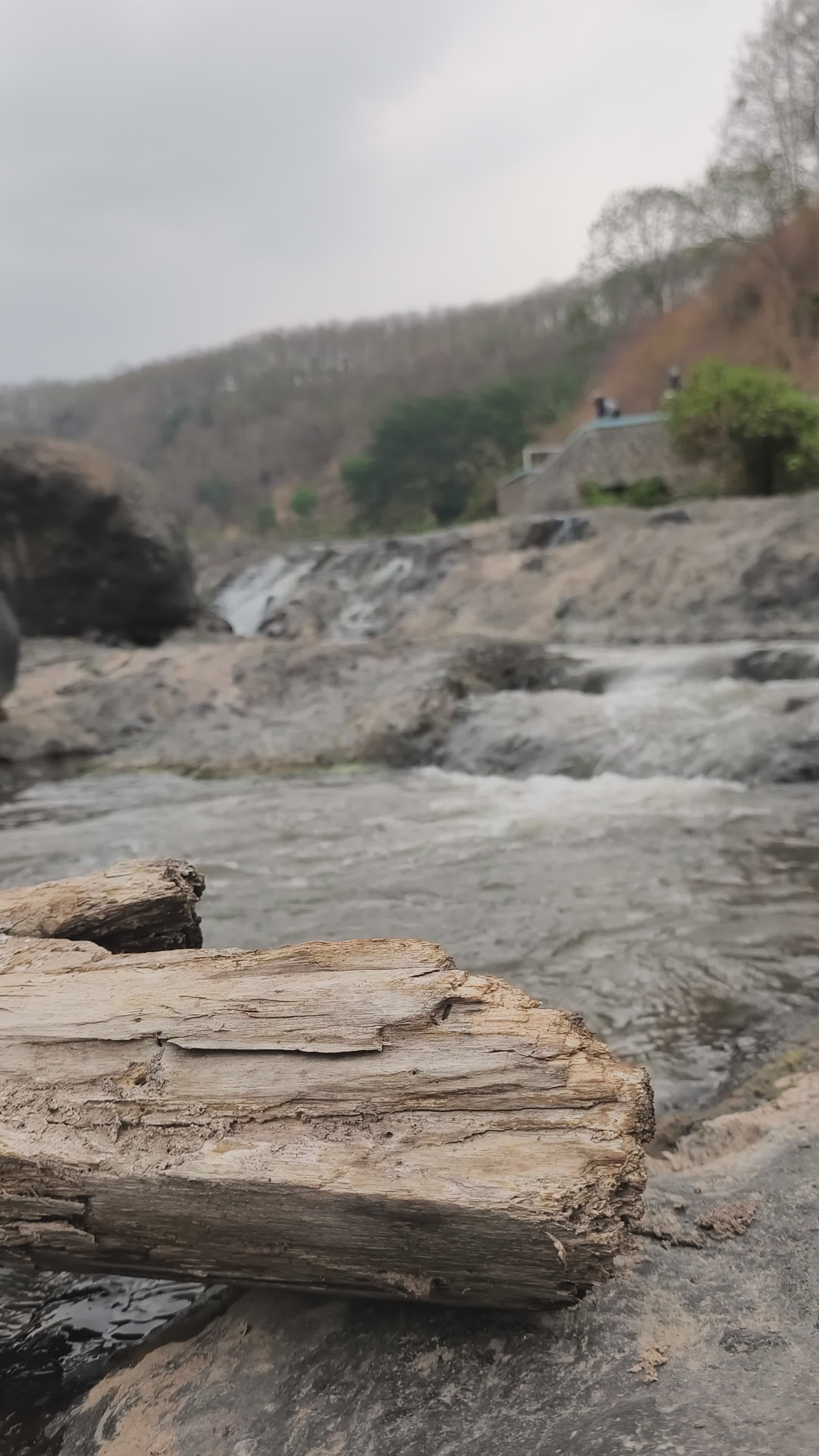 Air Terjun Tenang Mengalir Di Atas Medan Berbatu · Video Stok Gratis