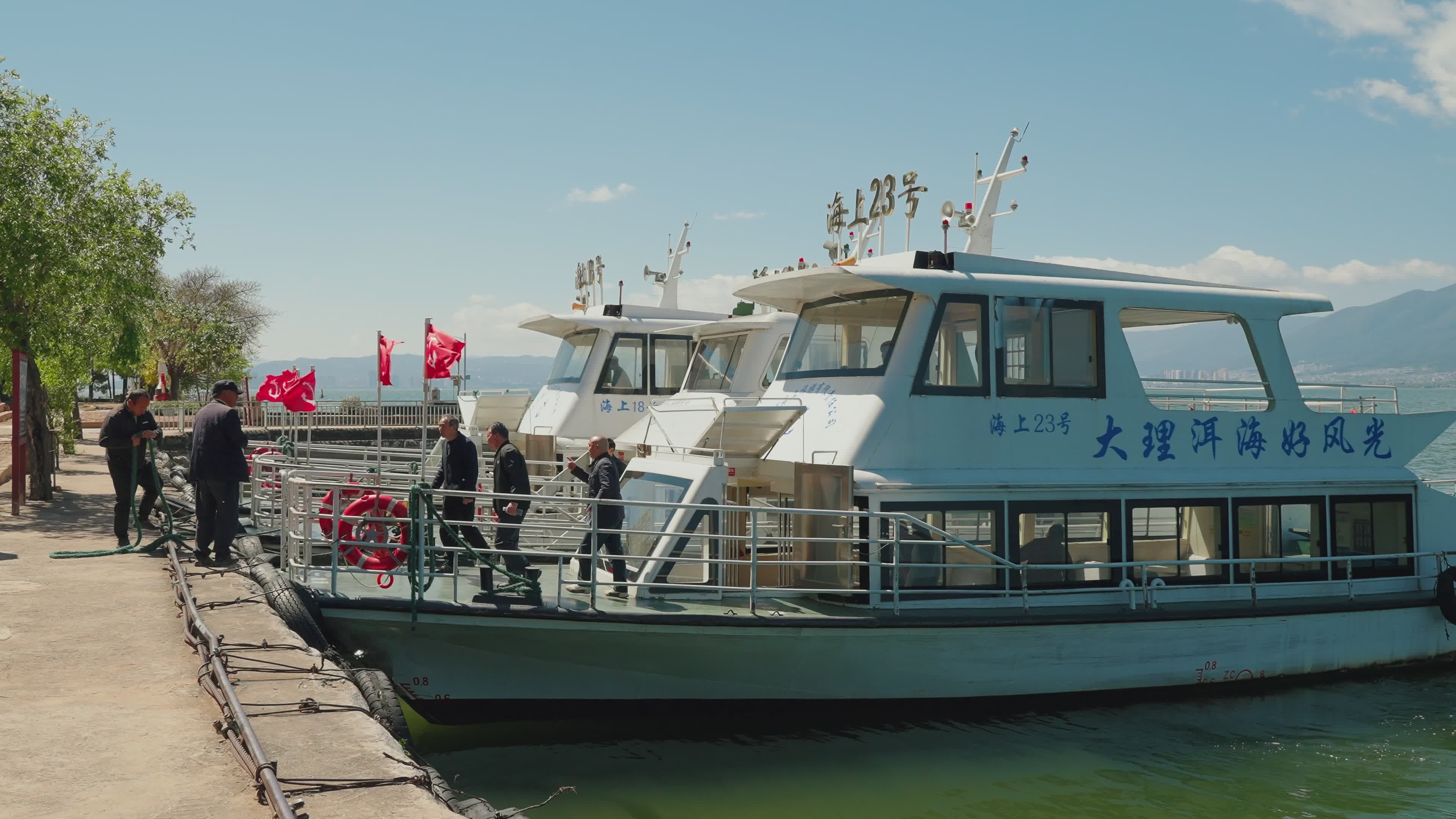 Barco Panorámico Atracado En El Lago Erhai, Dali · Vídeo de stock gratuito