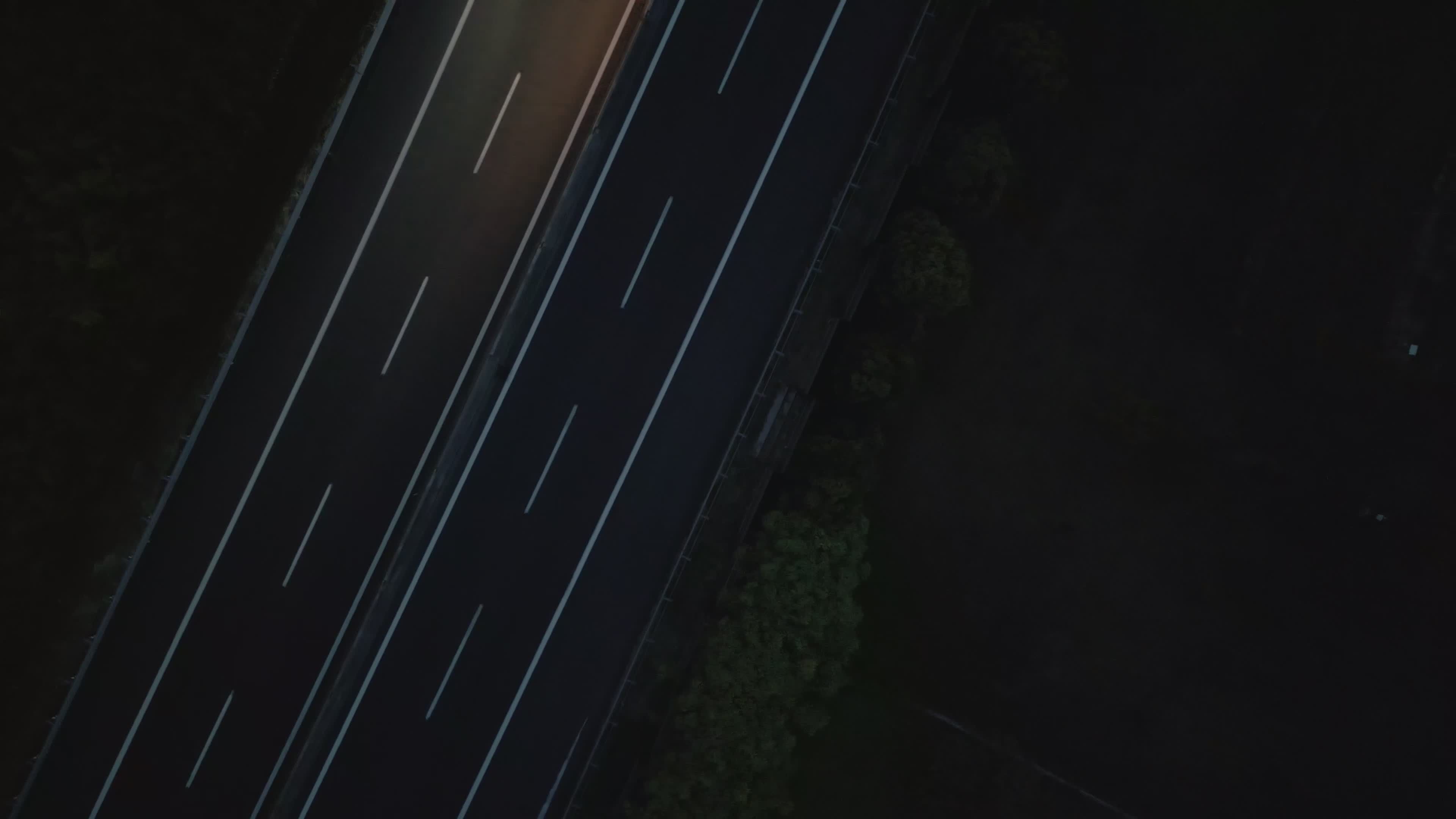 Vista Aerea Notturna Di Auto Su Strada Con Le Luci Accese · Video gratuito