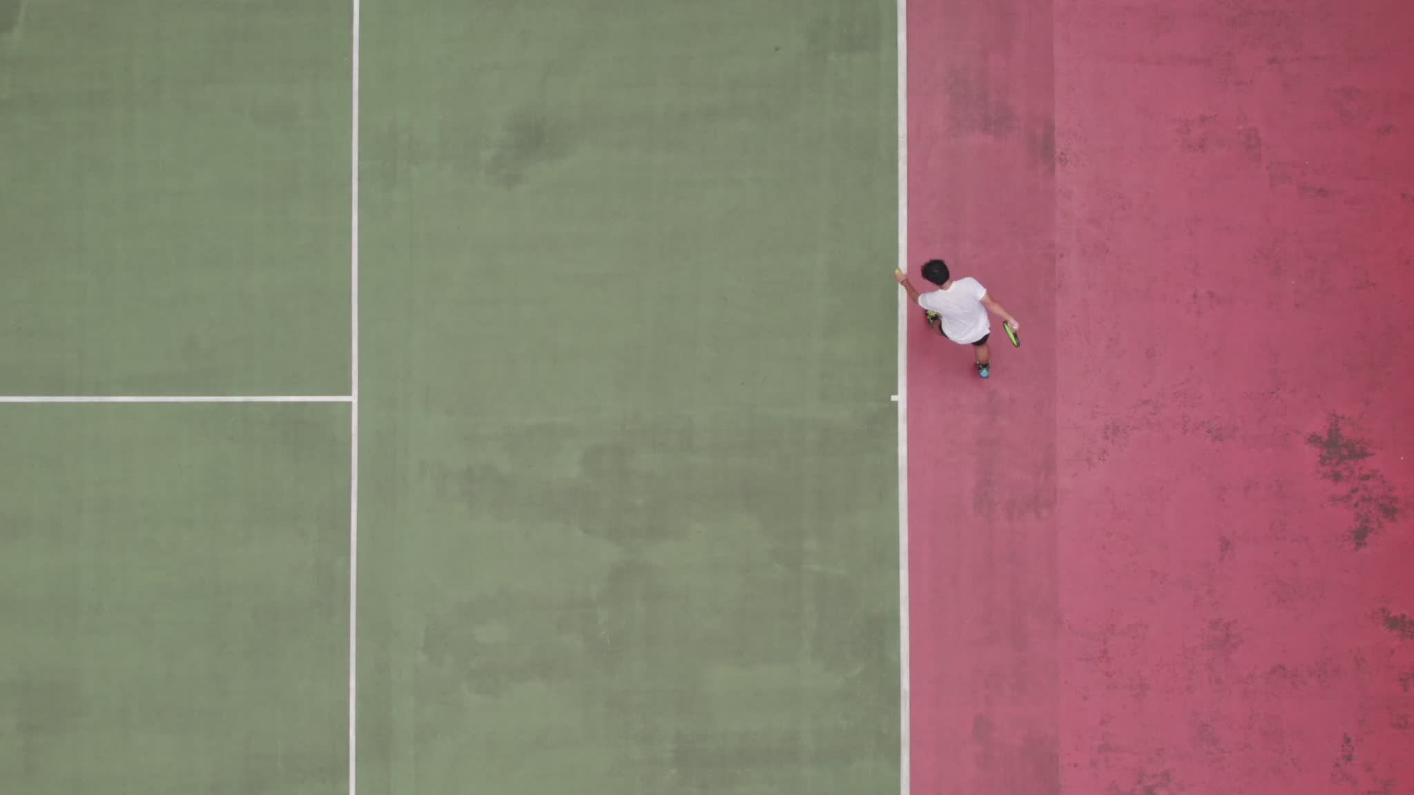 Vue Aérienne D'un Joueur De Tennis Au Service Sur Le Court · Vidéo gratuite