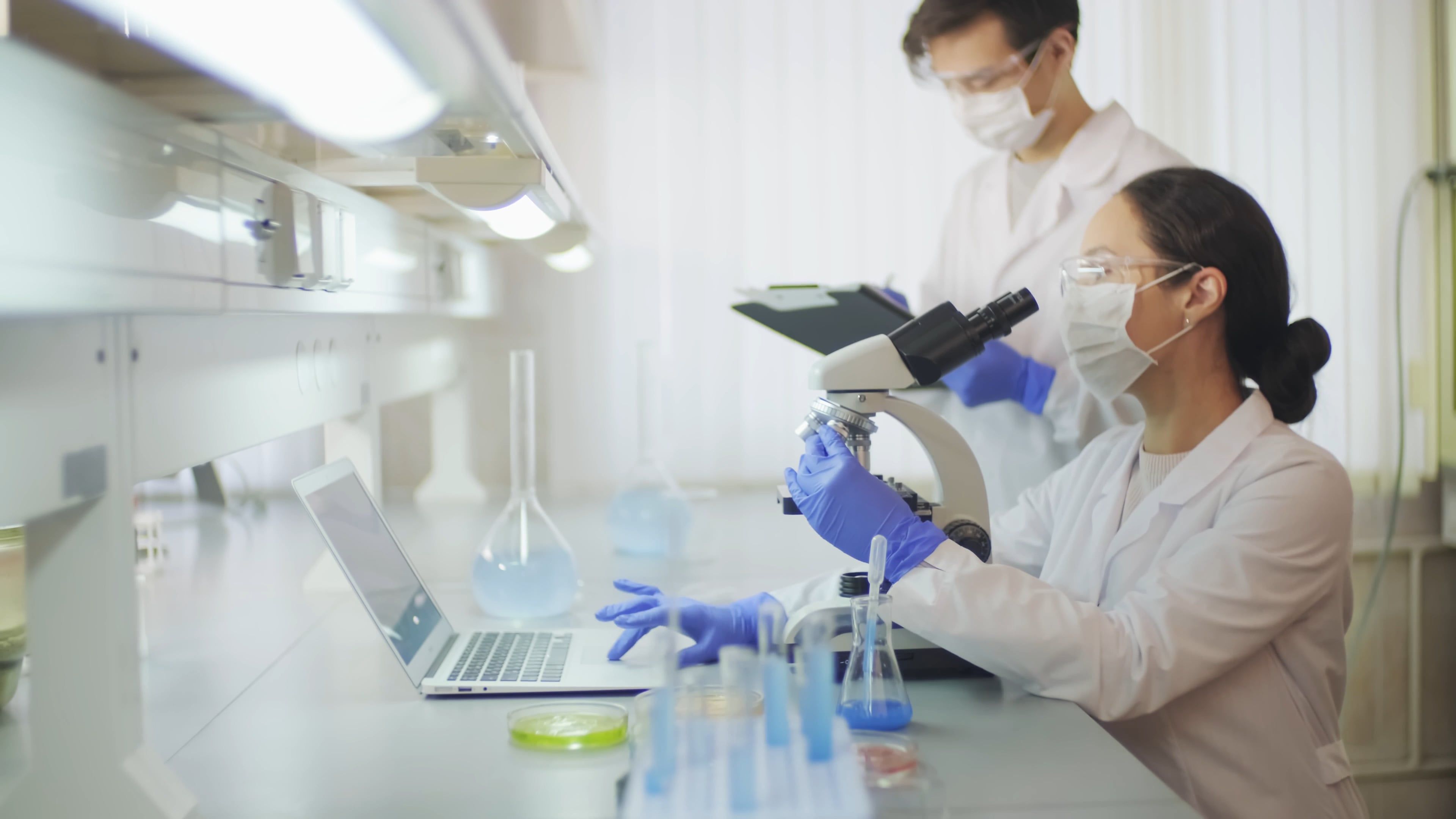 Vídeo profissional gratuito de amostras, análise, cientista