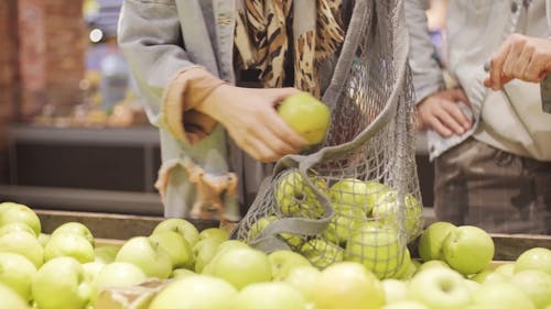 couple-picking-fruits-in-the-grocery