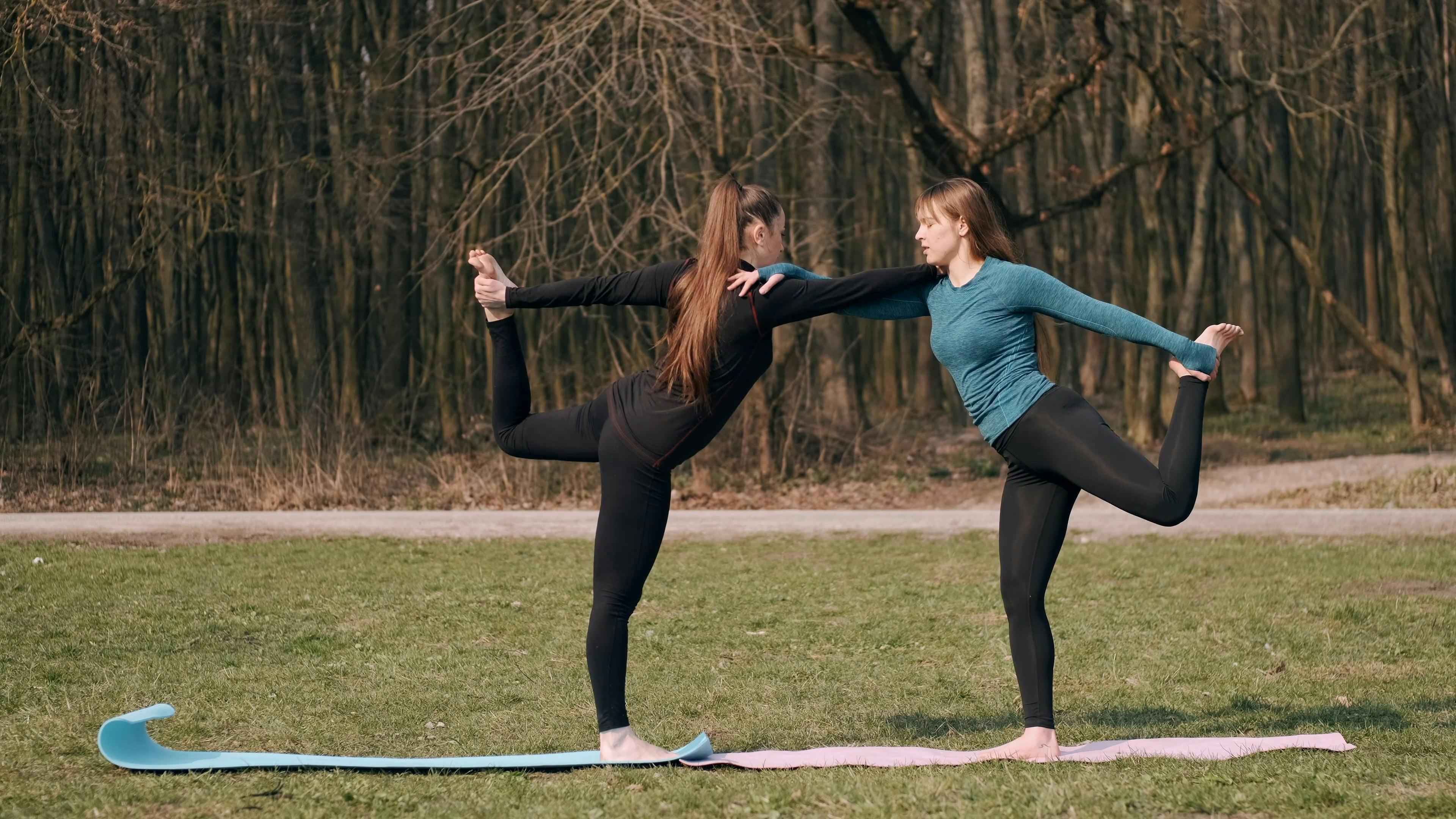 Eenvoudige Yoga Houdingen voor Twee