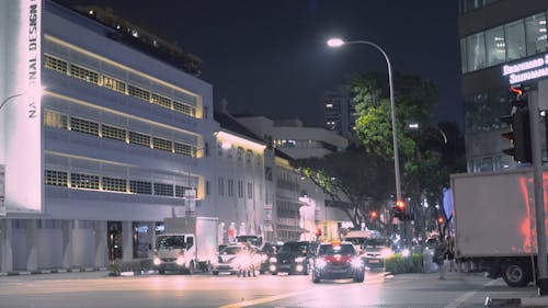 Hãy tưởng tượng một cảnh sắc đẹp giữa lòng thành phố, những đèn đường và ánh đèn neon lấp lánh, một không khí độc đáo của đêm thành phố. Hãy xem bức ảnh bí ẩn này để khám phá thêm về đường phố đêm đầy chất thơ của đô thị.