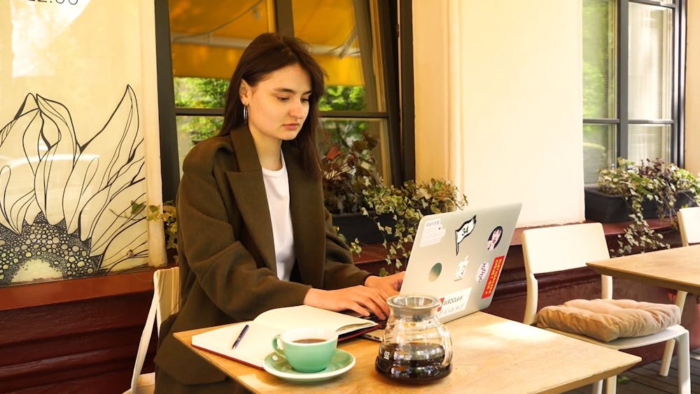 Kostenloses StockVideo mit dem Thema befleckt, café, drinnen