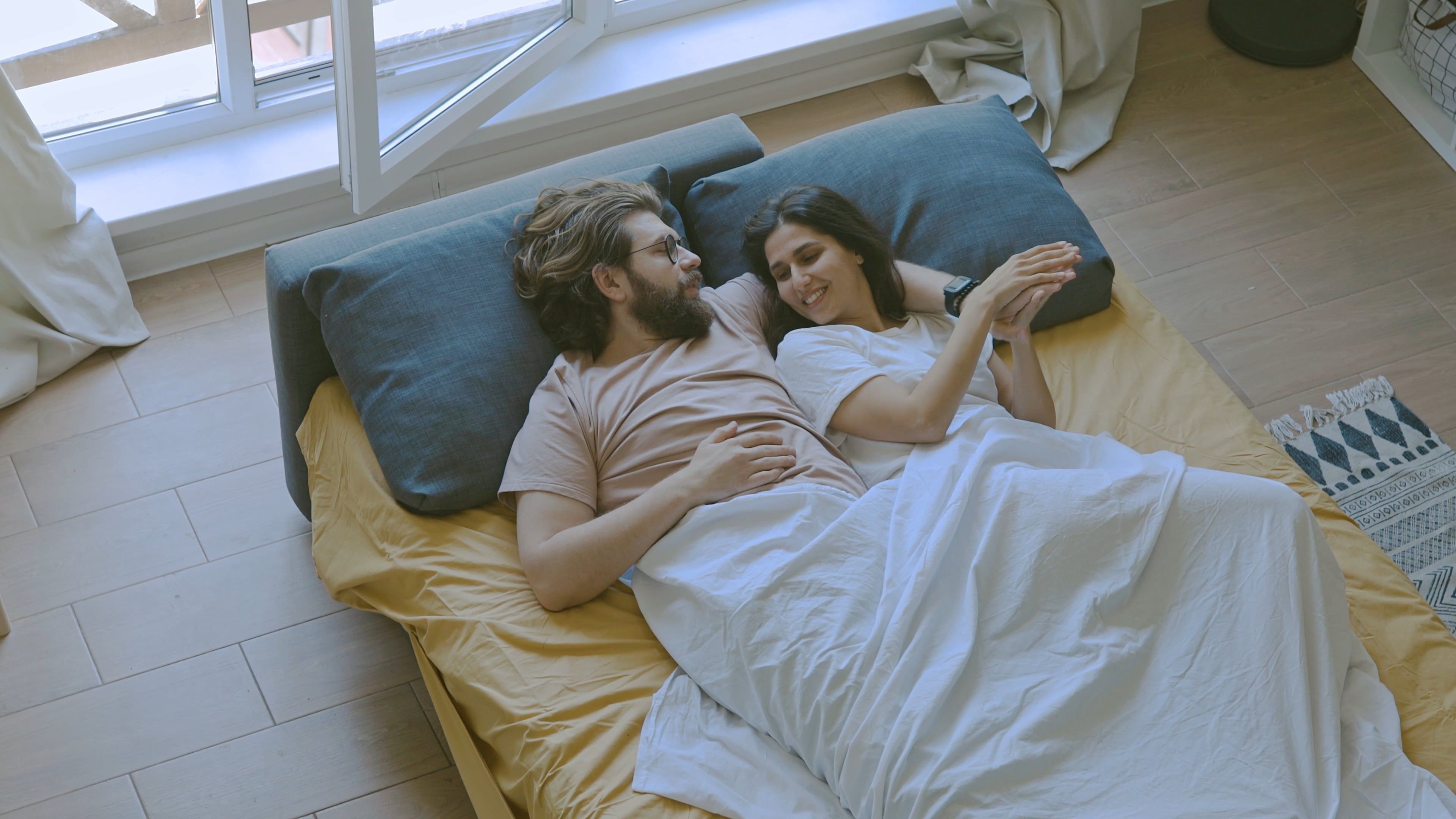 34 039+ Vidéos De Couple au lit Libre de Droit, Clips Vidéo de Couple