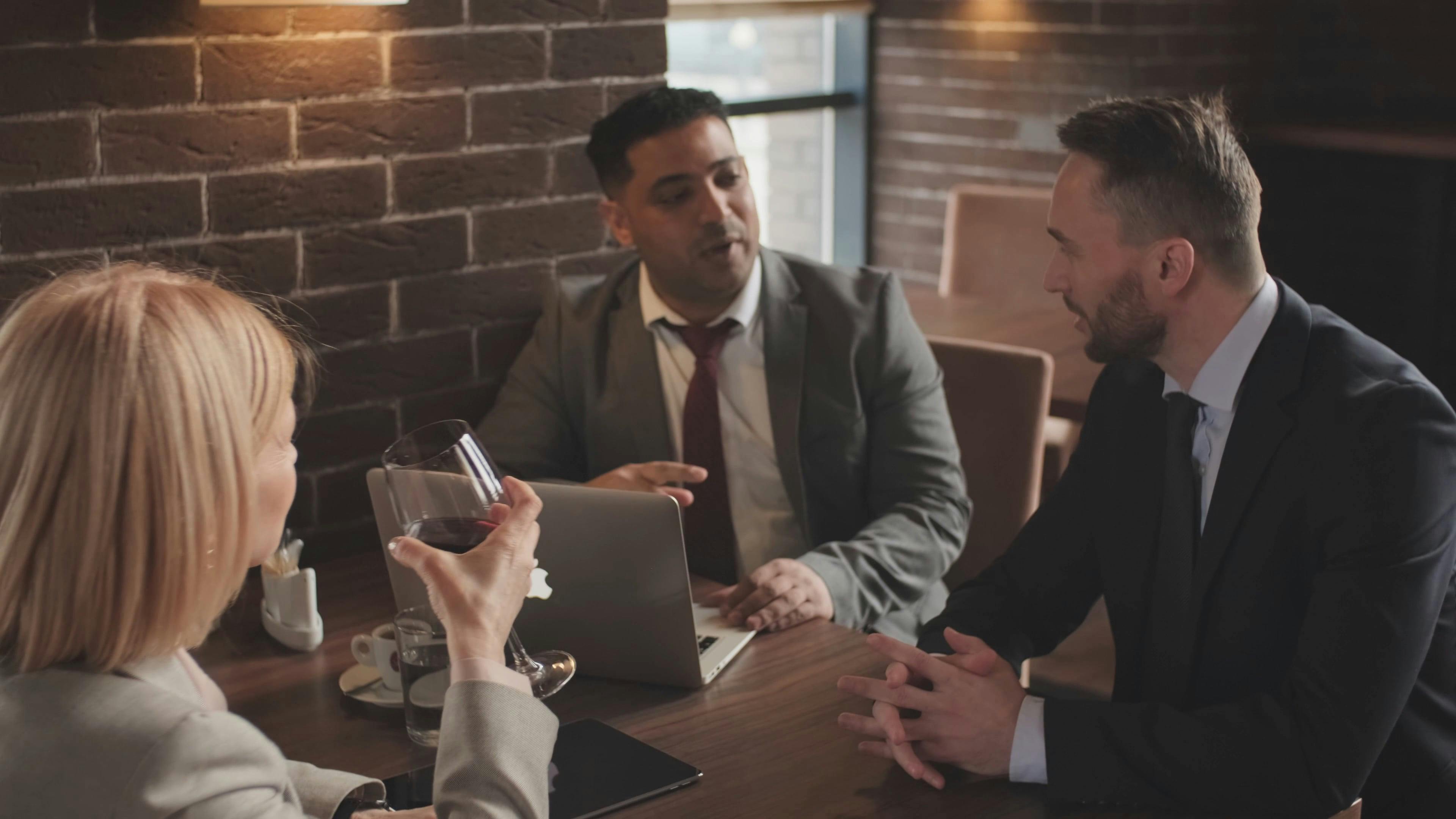 Video by August de Richelieu