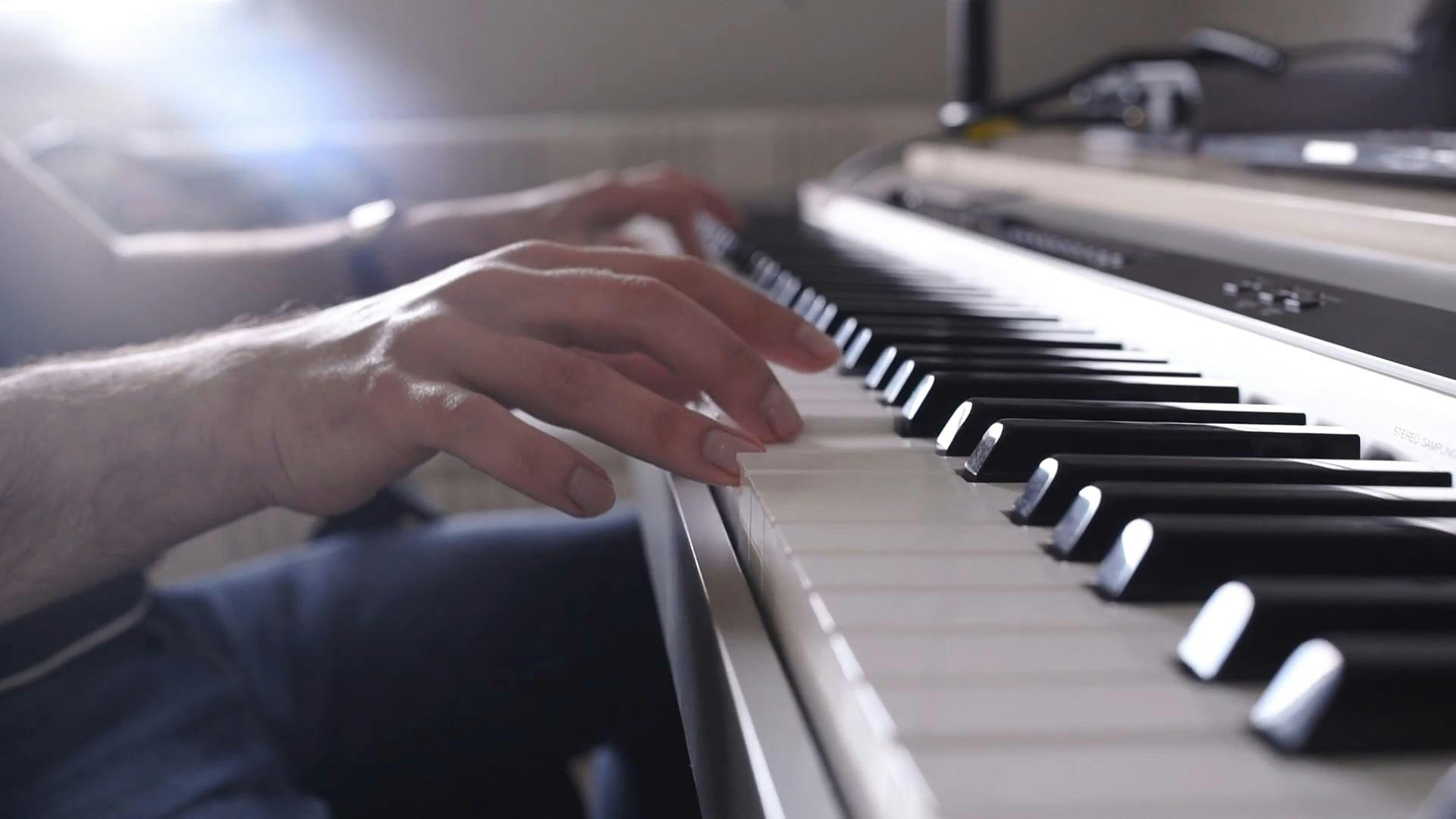 A Person Playing the Electronic Keyboard · Free Stock Video