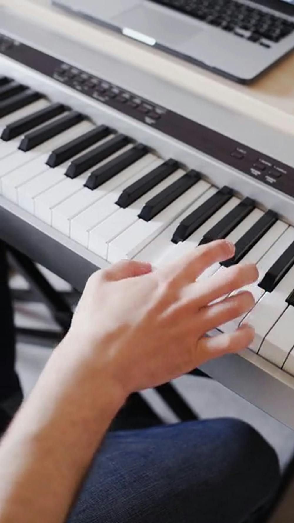 kostenloses-stock-video-mit-dem-thema-h-nde-klassisch-klavier-spielen