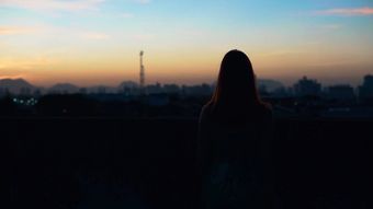 黄昏美女落寞背影免费下载视频素材