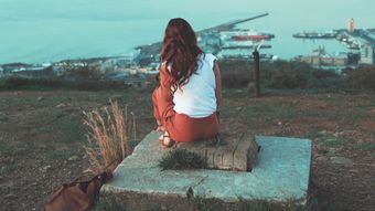 黄昏美女落寞背影免费下载视频素材