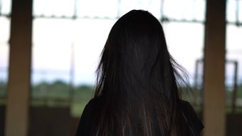 黄昏美女落寞背影免费下载免费下载视频素材