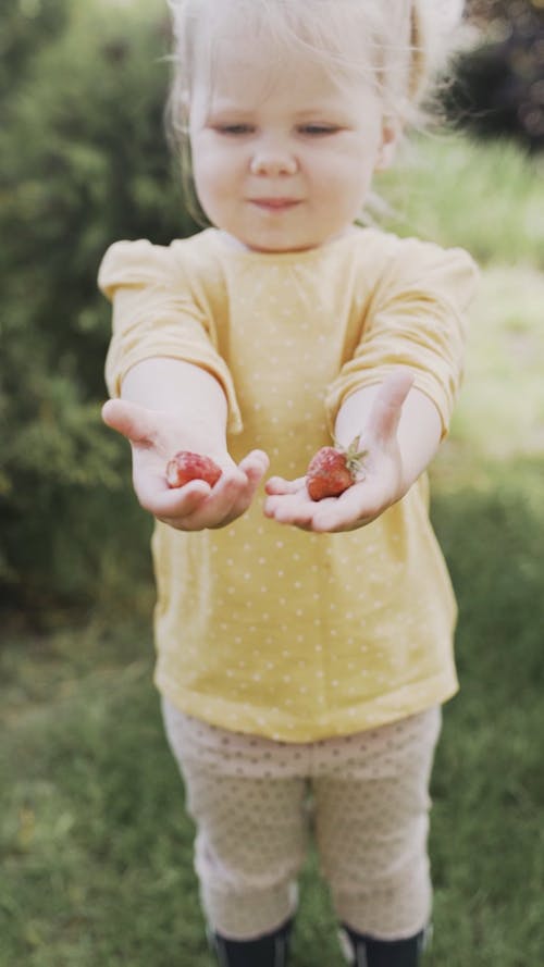 Video Of Child Showing Her Strawberries