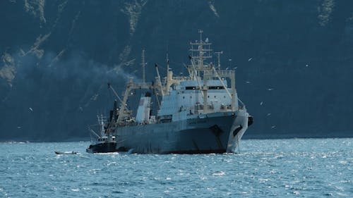 Video Of Ship Sailing Across The Ocean 