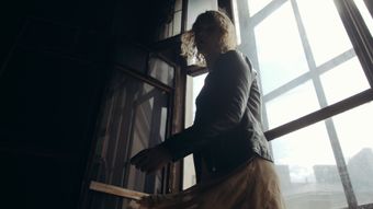 女主起身绕后视频素材视频素材高清视频视频素材