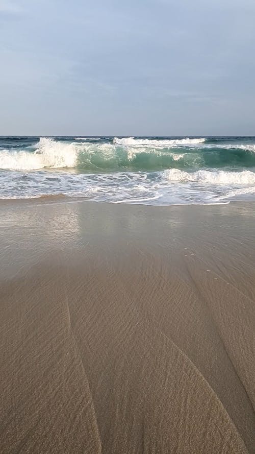 Video Of Big Waves Rushing To Shore