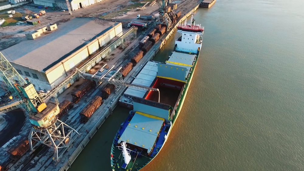 Un Grand Cargo Pouss Par Une Barge Motoris e Dans Un Lac Vid os un-grand-cargo-pouss-par-une-barge-motoris-e-dans-un-lac-vid-os