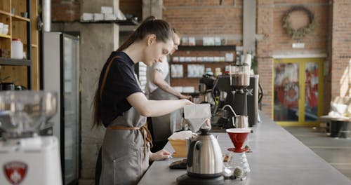 コーヒーショップで働くバリスタ