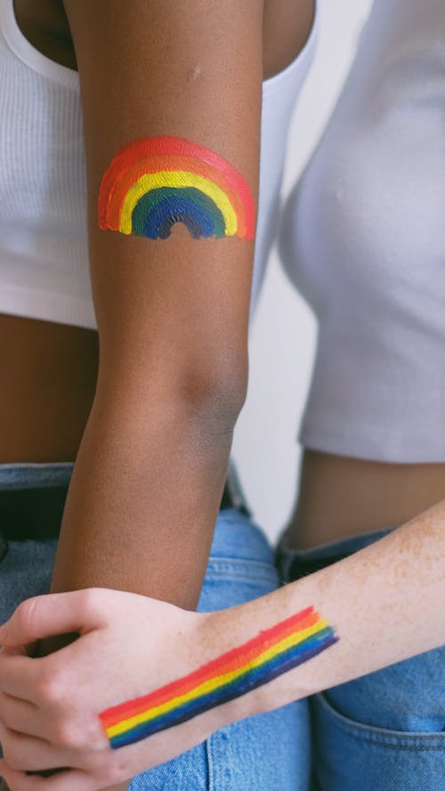 Duas Pessoas Com Pintura Corporal Do Orgulho Lgbt