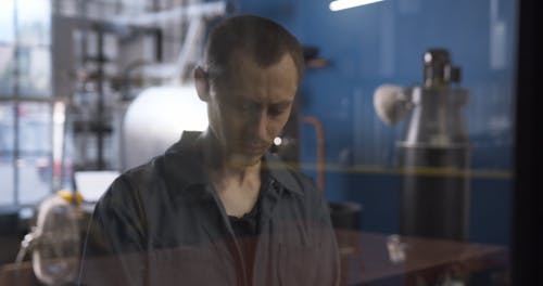 Un Homme Sentant Les Grains De Café Torréfiés Nouvellement Refroidis