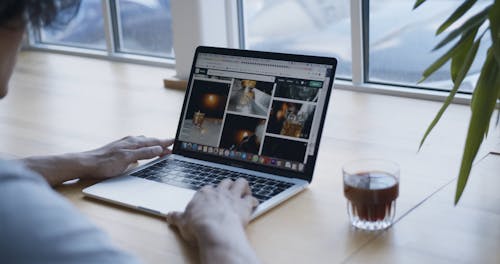 Personne Naviguant Sur Internet En Buvant Du Café