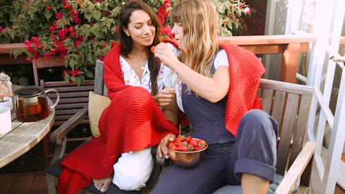 Pasangan Gay Yang Makan Buah Segar Di Teras Luar Ruangannya