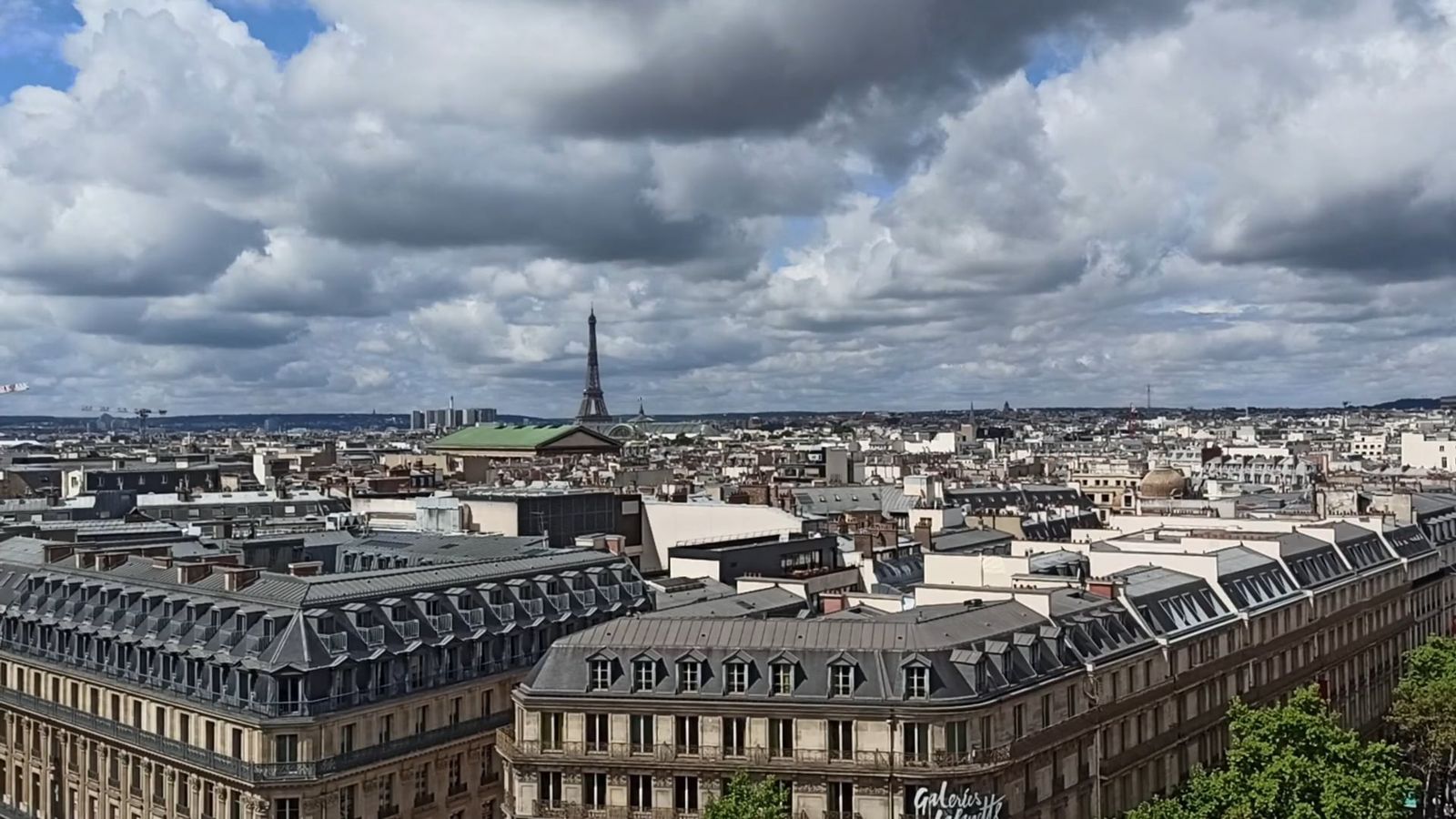 Panorámica de París con la Torre Eiffel bajo cúmulos