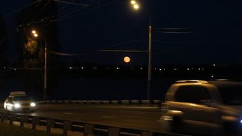 街道旁边的月亮视频素材免费下载免费下载视频素材