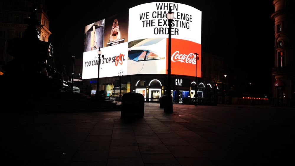 Video of Giant Electronic Billboards Lighting Up A Street In London Bild & Inspiration Video of Giant Electronic Billboards Lighting Up A Street In London Bildidee